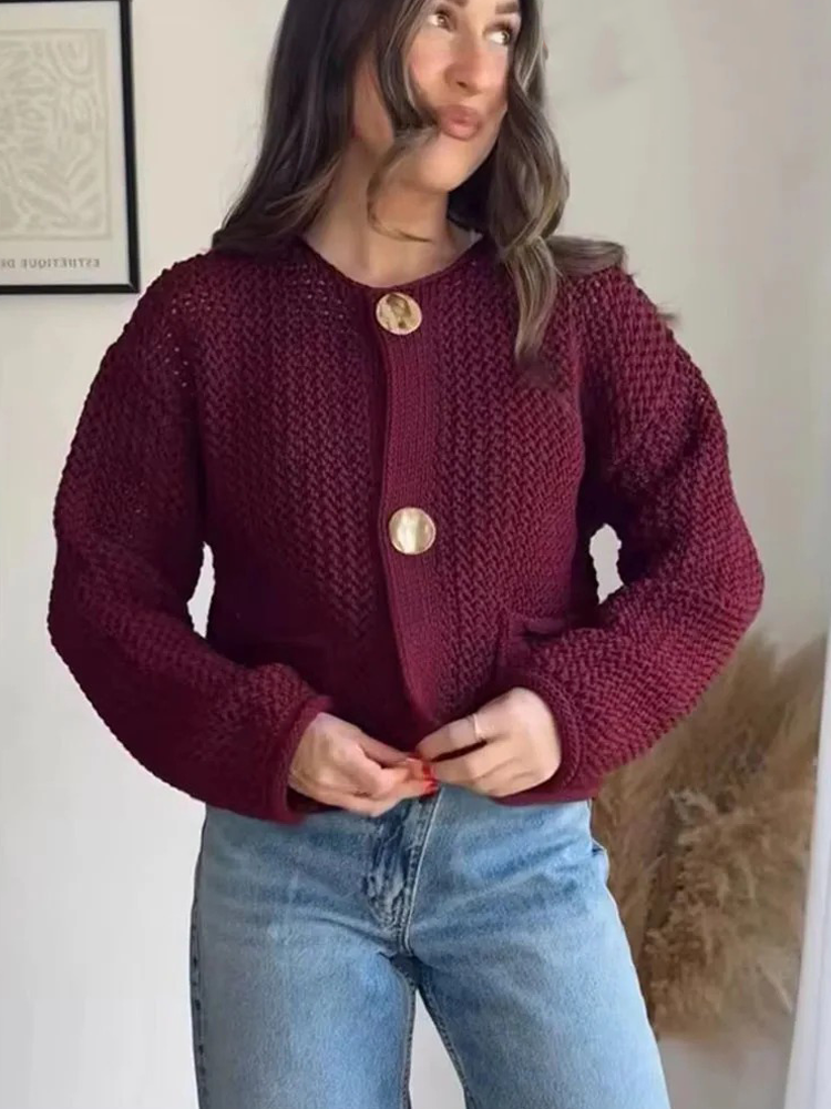 Giulia – Grofgebreid Damesvest met Metallic Knopen"
Rewritten: "Giulia – Chunky Knit Women's Cardigan with Metallic Buttons