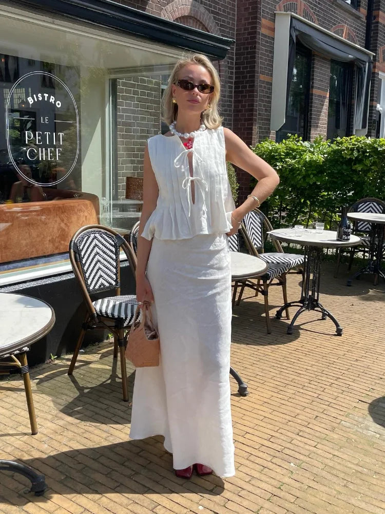 Lucia – Elegante Damesoutfit met Strikaccent en Plooirok