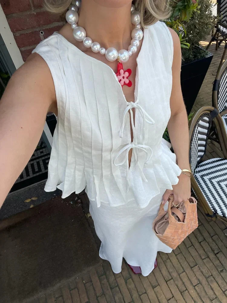 Lucia – Elegante Damesoutfit met Strikaccent en Plooirok