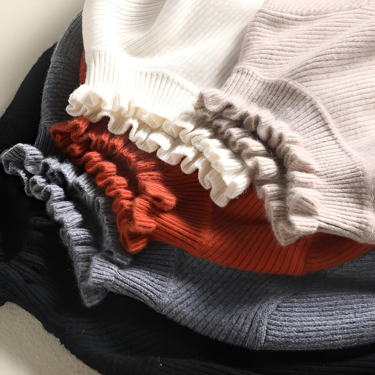 Marina – Plus Size Dames Turtleneck Sweater met Ruches