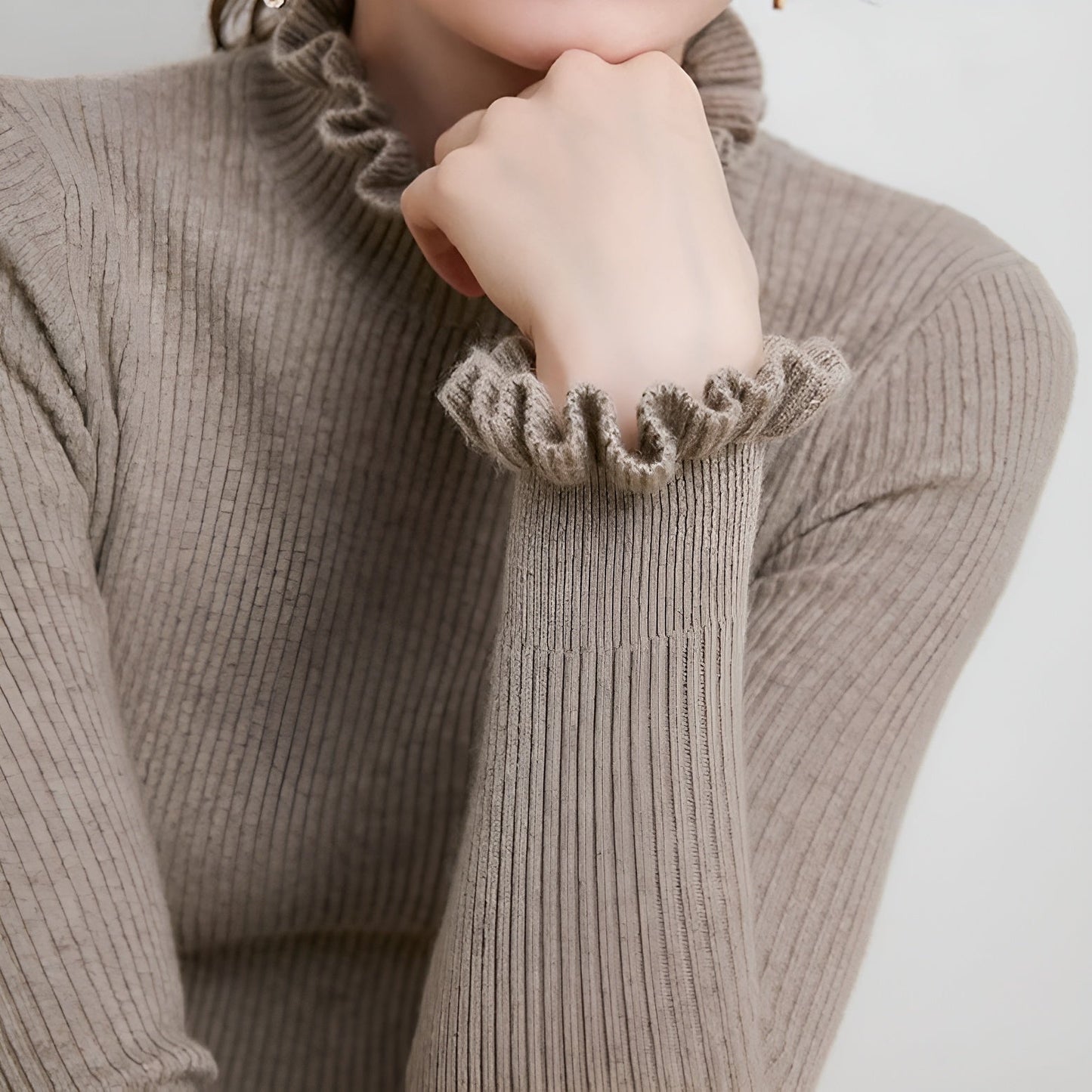 Marina – Plus Size Dames Turtleneck Sweater met Ruches