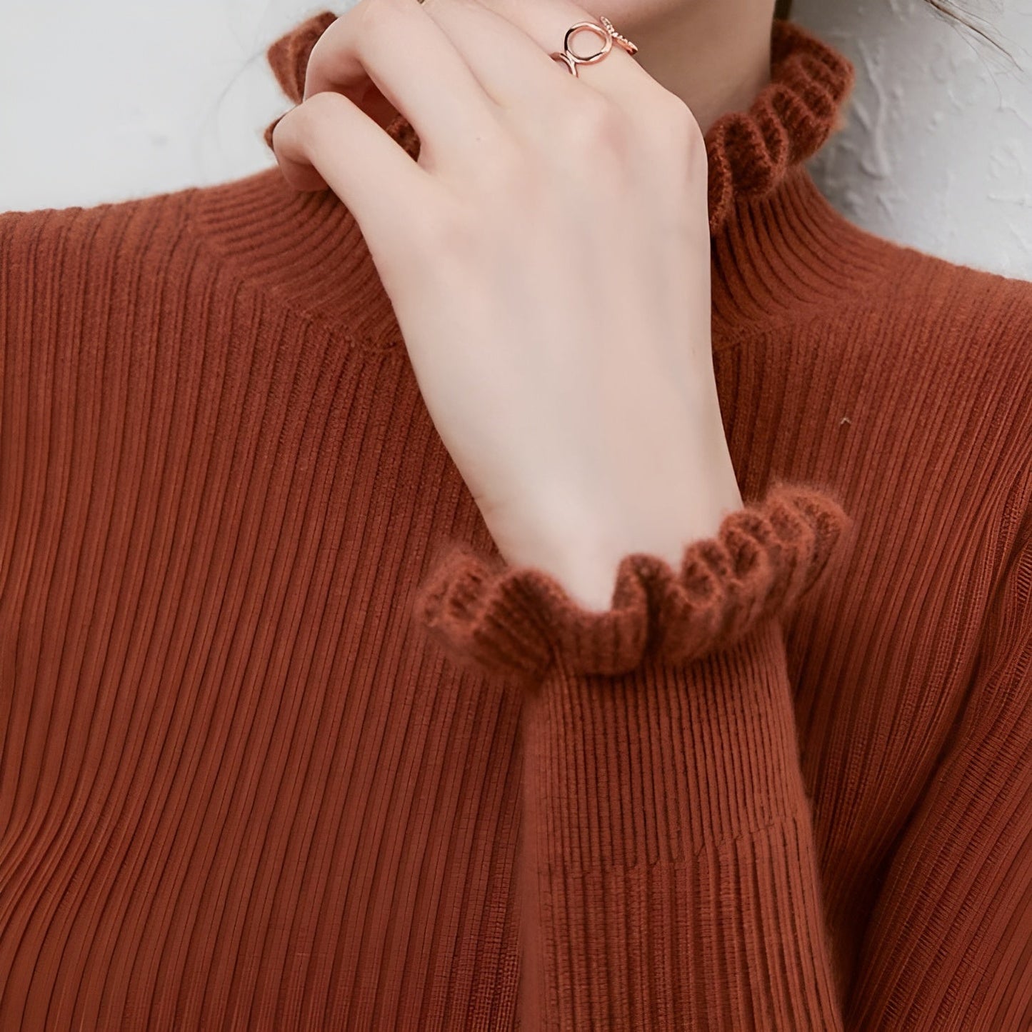 Marina – Plus Size Dames Turtleneck Sweater met Ruches