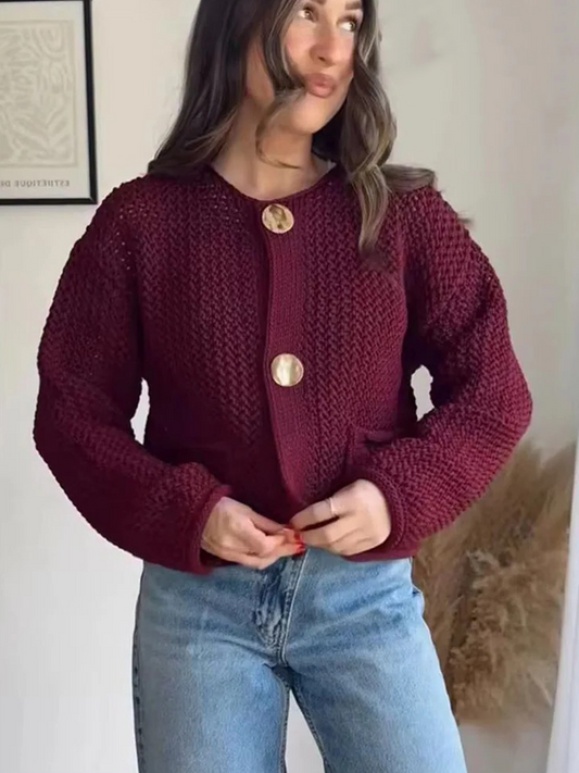 Giulia – Grofgebreid Damesvest met Metallic Knopen" 

Rewritten: "Giulia – Chunky Knit Women's Cardigan with Metallic Buttons