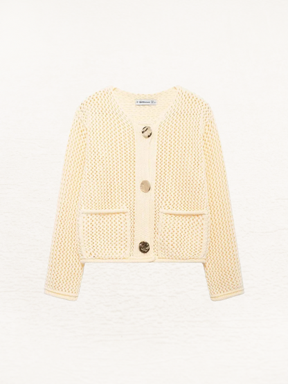 Giulia – Grofgebreid Damesvest met Metallic Knopen" 

Rewritten: "Giulia – Chunky Knit Women's Cardigan with Metallic Buttons