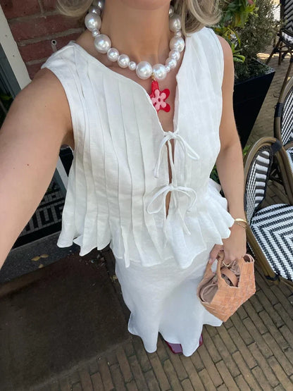 Lucia – Elegante Damesoutfit met Strikaccent en Plooirok