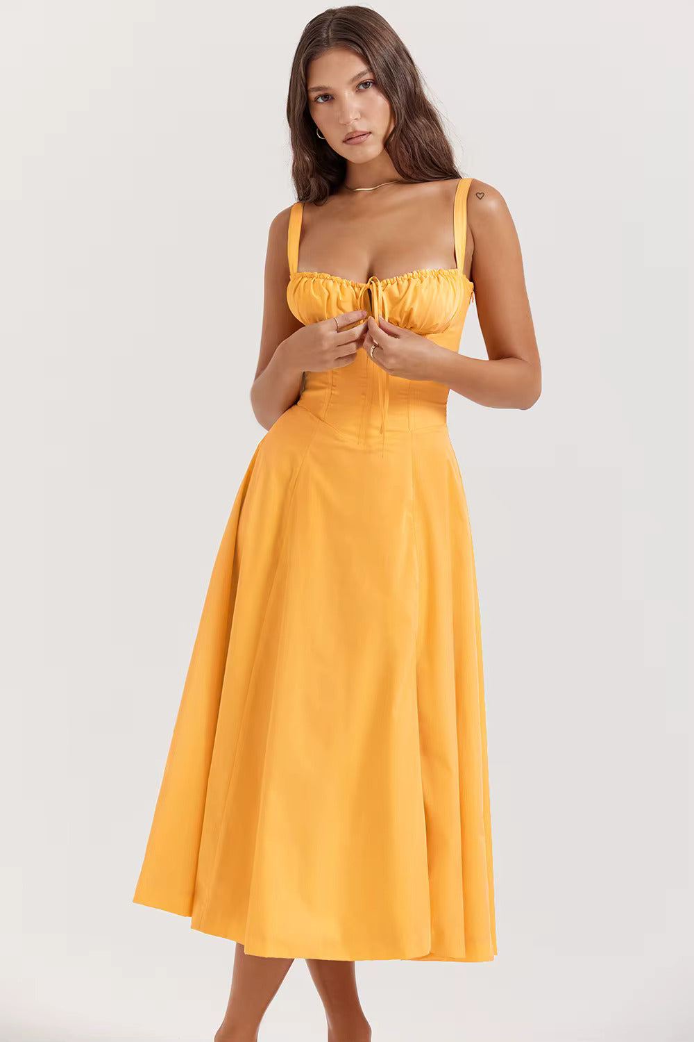 Clara – Dames Zomerjurk met Bloemen en Strikdetail
