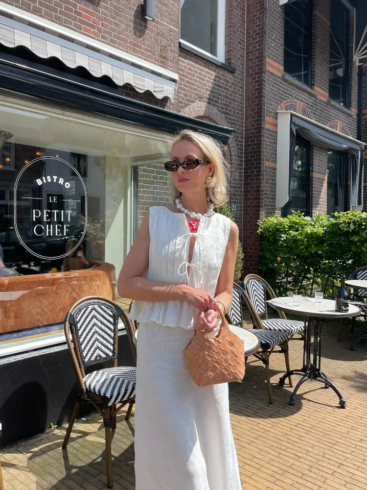 Lucia – Elegante Damesoutfit met Strikaccent en Plooirok